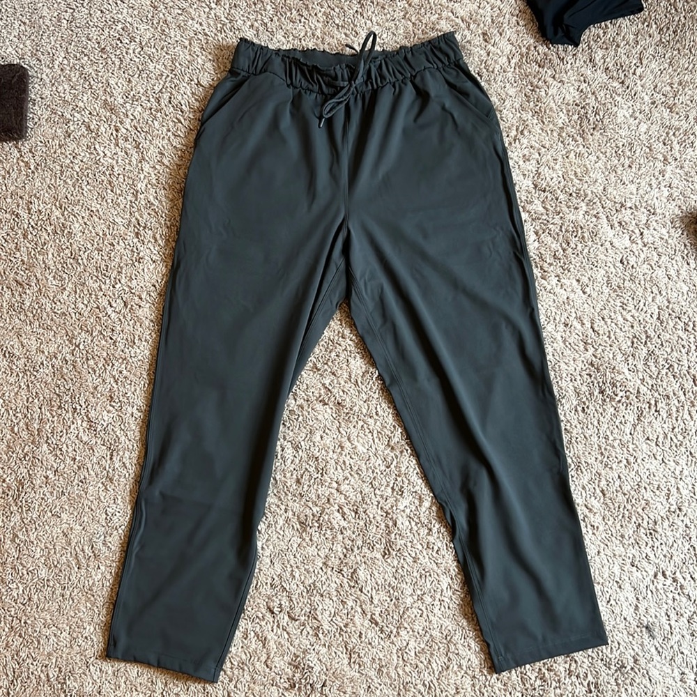 SOLD OFFLINE LuluLemon charcoal grey size 10 stretch high rise pant 7/8 length
